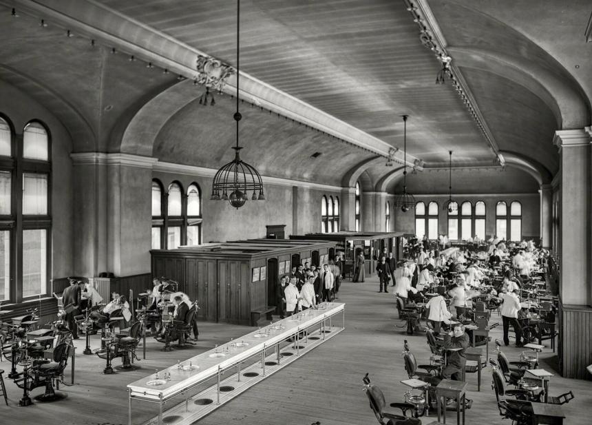 Студенты в стоматологическом зале Университета Пенсильвании (Филадельфия, 1904 года)