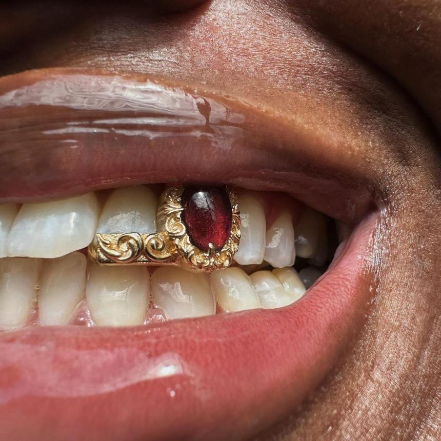 Грилзы на зубы 8