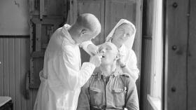 Вторая мировая война. Суоми. Стоматолог ведет прием финского солдата.