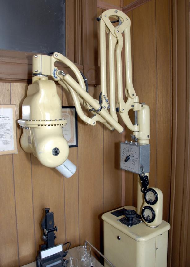 Стоматологический рентгеновский аппарат 1960г.