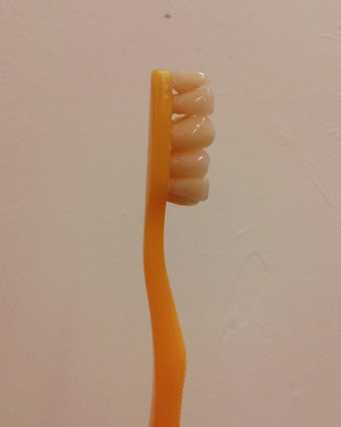Щетка с зубными щетинками 2