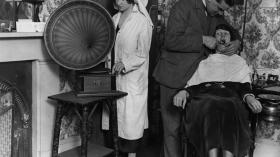 Ассистент стоматолога включает музыку, чтобы отвлечь пациентку от боли (1922г.)