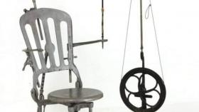 Чугунное стоматологическое кресло и бормашина с педальным приводом
