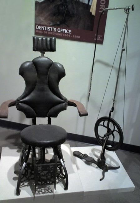 Стоматологическое кресло 1870г.