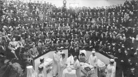 Студенты-стоматологи Университета Пенсильвании наблюдают за операцией в клинике ЧЛХ Филадельфийской больницы, ок. 1910