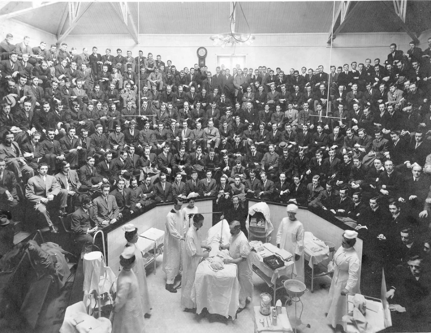 Студенты-стоматологи Университета Пенсильвании наблюдают за операцией в клинике ЧЛХ Филадельфийской больницы, ок. 1910