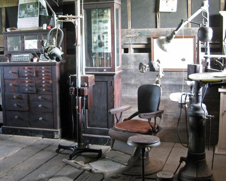 Стоматологический кабинет в городе Итаска, штат Техас 1881г.