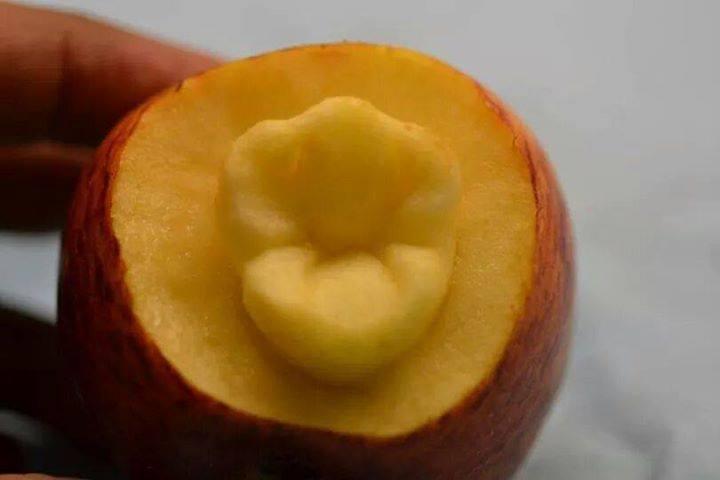 Зуб из яблока