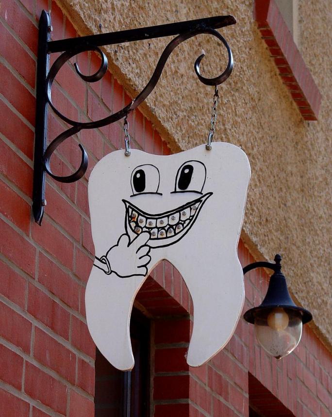 Рекламная вывеска врача-ортодонта