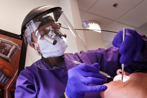 Исследователи объяснили, почему риск заразиться коронавирусом в стоматологии на самом деле очень низок