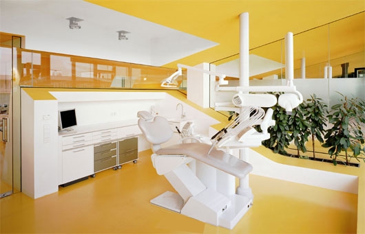 Стоматологический кабинет под названием &quot;KU64&quot;, находящийся на бульваре Курфюрстендамм в берлинском округе Шарлоттенбург спроектирован дизайнерами в современном и даже футуристическом стиле.