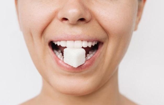 Сахарный диабет 2 типа может повышать уровень сахара в слюне, что приводит к развитию кариеса