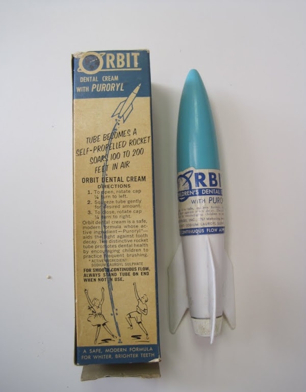 Зубная паста с тюбиком в виде ракеты