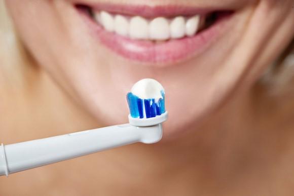 Компания Dyson запатентовала устройство, сочетающее свойства электрической зубной щетки и ирригатора