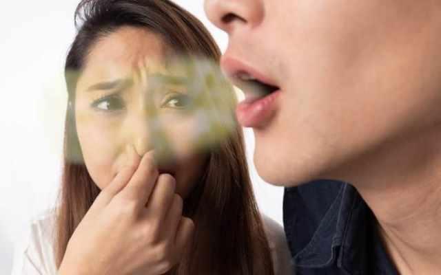 Исследователи рассказали, как пародонтит может способствовать появлению неприятного запаха изо рта