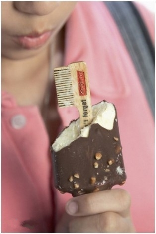 Зубная щетка внутри мороженого