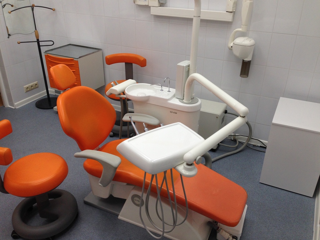 Каб ст. Стоматологическое кресло в кабинете. Оранжевое стоматологическое кресло. Кабинет стоматолога оранжевый. Рабочее место стоматолога кресло.