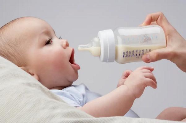 У детей, находящихся на искусственном вскармливании, такие же бактерии в полости рта, что и у их матерей
