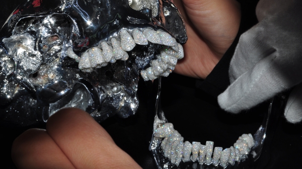 Precious Bones (драгоценные кости) - Eternal smile (Вечная улыбка) - череп с зубами, украшенными тысячами бриллиантов
