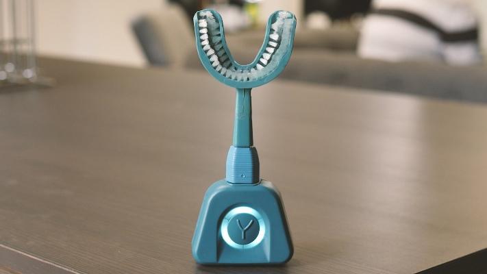 На выставке CES 2024 компания FasTeesH представил зубную щетку Y-Brush для ленивых