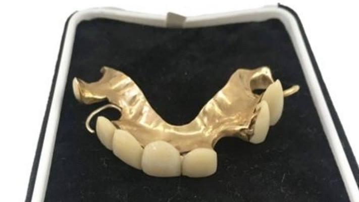 Золотые зубные протезы Уинстона Черчилля проданы на аукционе