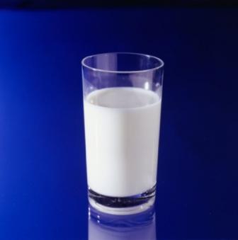 Молоко защищает от образования темного налета на зубах