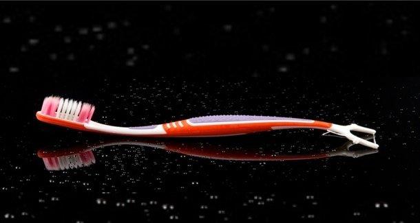 Зубная щетка 2 в 1: средство для удаления налета и зубная нить